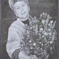 Портрет с букетом полевых цветов