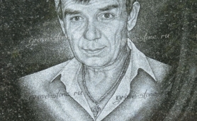 Портрет мужчины с нательным крестиком