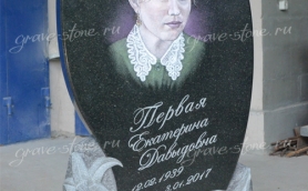 Резной памятник с лилиями и цветным портретом (общий вид)