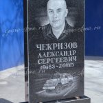 Резной памятник с гравировкой пожарной машины